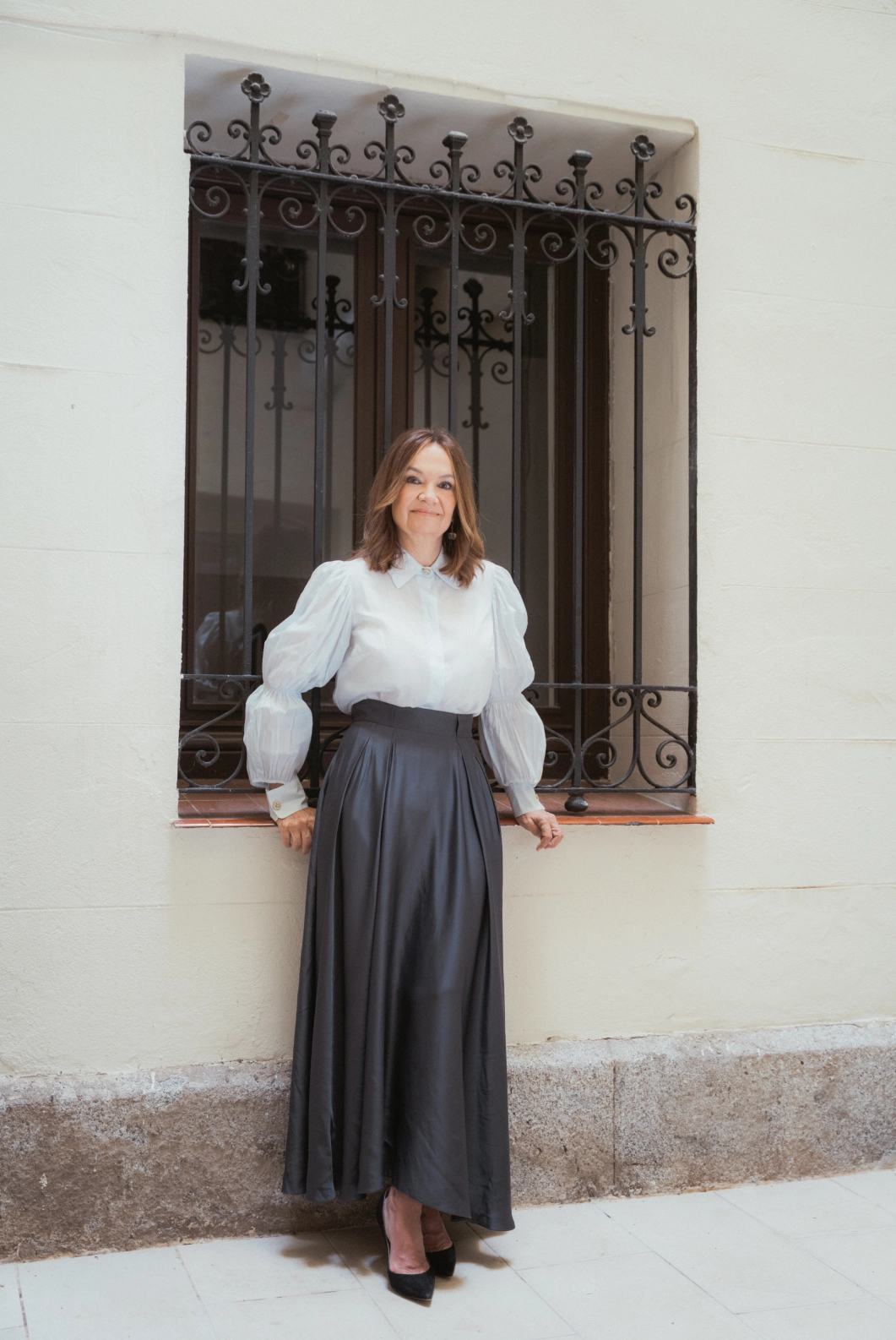 Fotografía de Carol Portabella en el interior de un espacio posando mirando a cámara