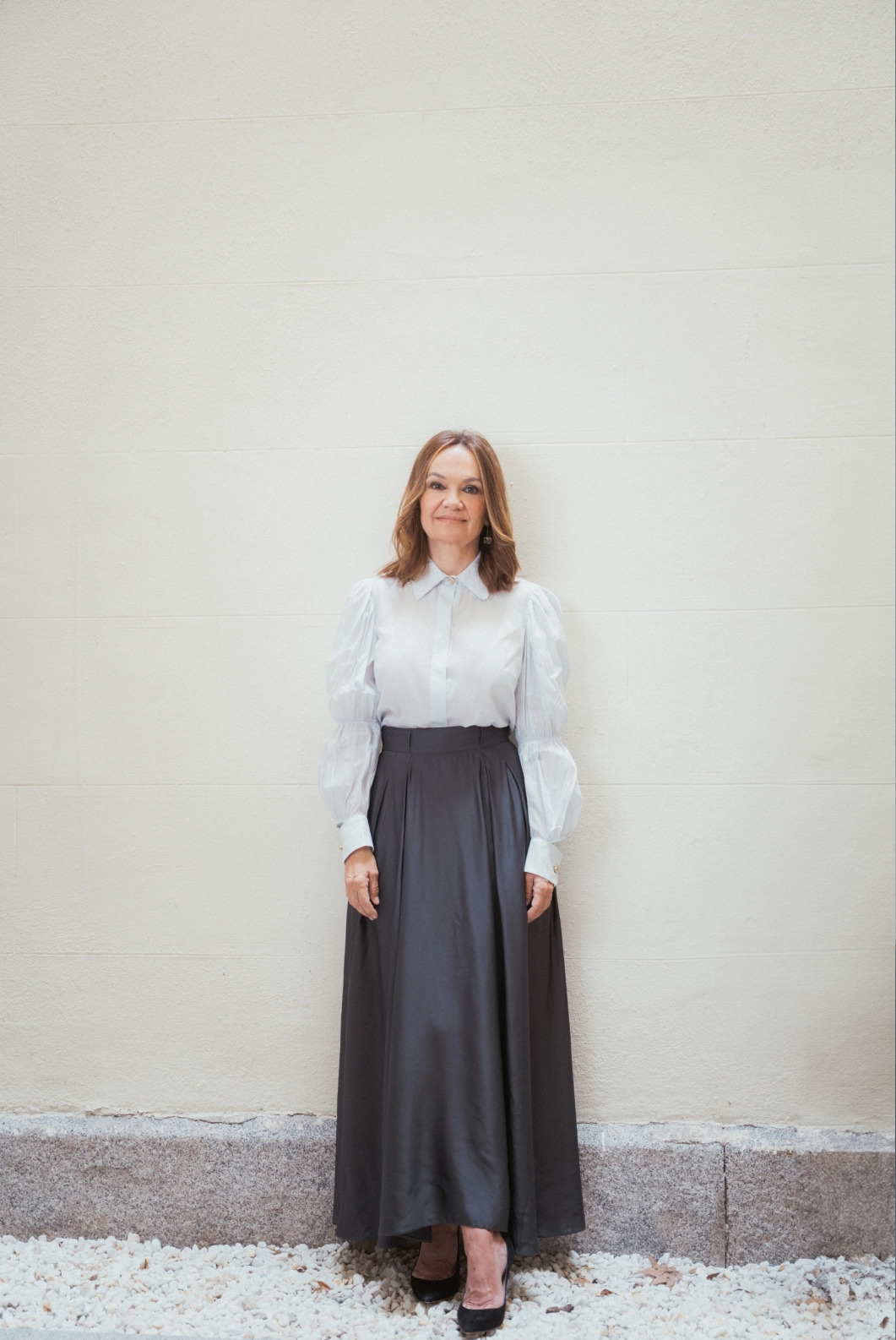 Fotografía de Carol Portabella en el interior de un espacio posando mirando a cámara