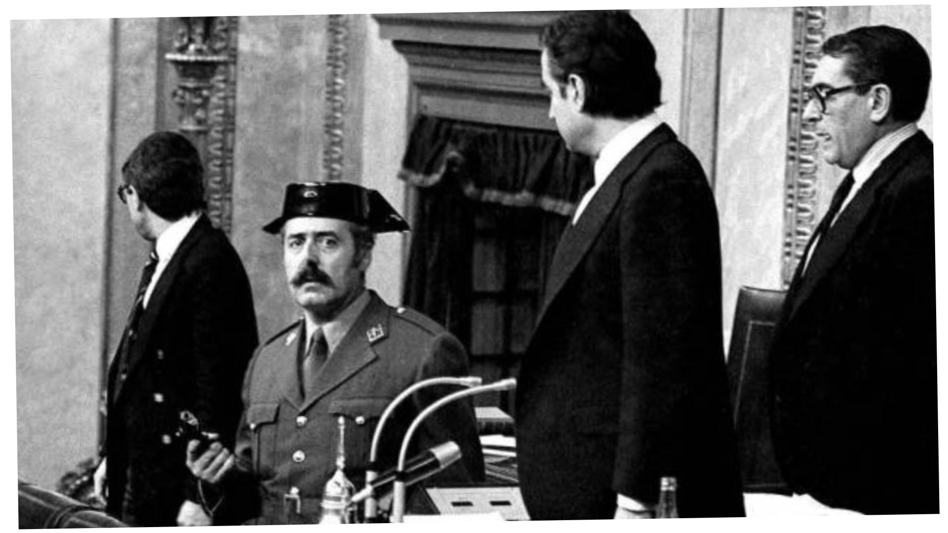 Tejero entra, pistola en mano, en el Congreso.