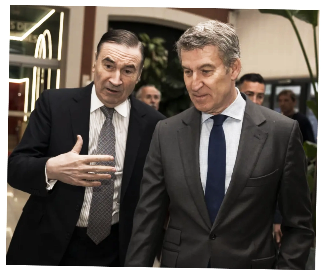 Pedro J. Ramírez saluda a Alberto Núñez Feijóo, presidente del PP y líder de la oposición; en la apertura de la cuarta jornada del Wake Up, Spain 2025!