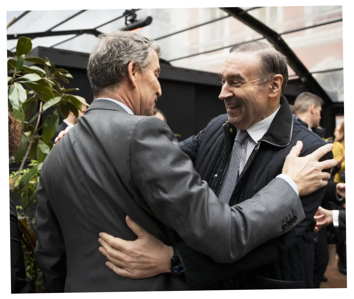 Pedro J. Ramírez saluda a Alberto Núñez Feijóo, presidente del PP y líder de la oposición; en la apertura de la cuarta jornada del Wake Up, Spain 2025!