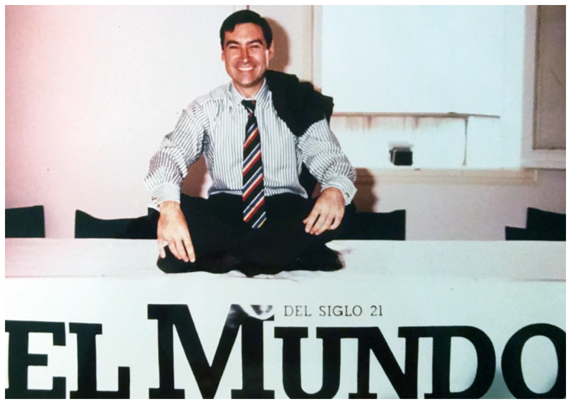 Pedro J. Ramírez, en su escritorio durante los días en los que se fundó El Mundo