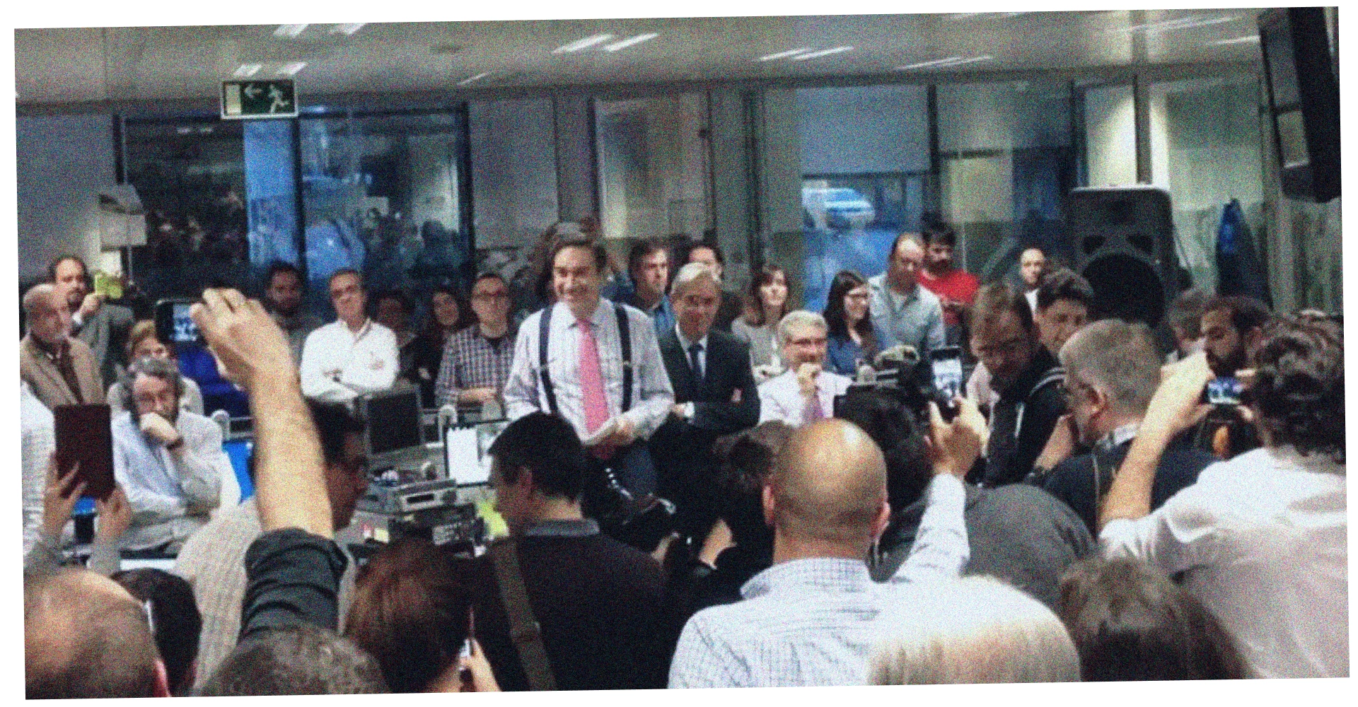 Subido sobre seis paquetes de folios A3, Pedro J Ramírez rodeado por toda la redacción se despide como director.