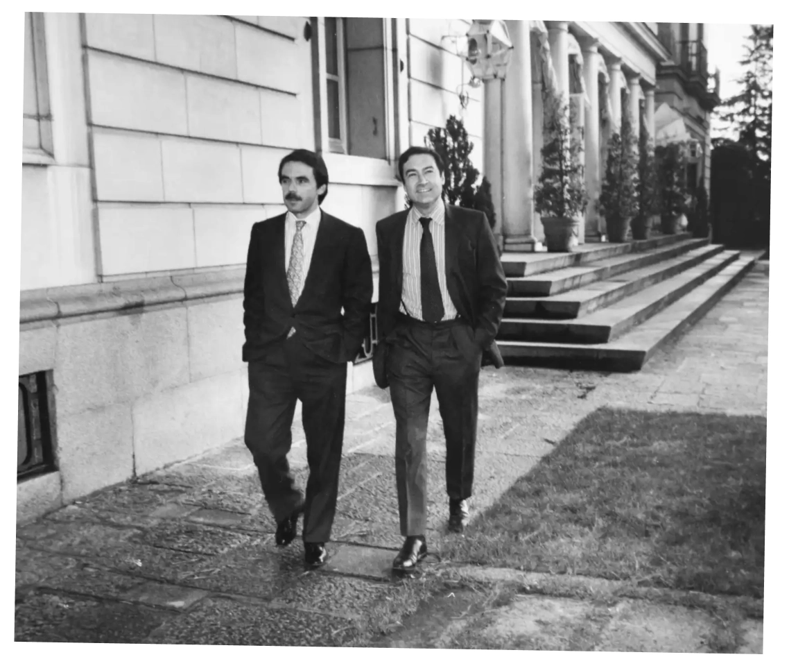 Pedro J. pasea junto a José María Aznar.