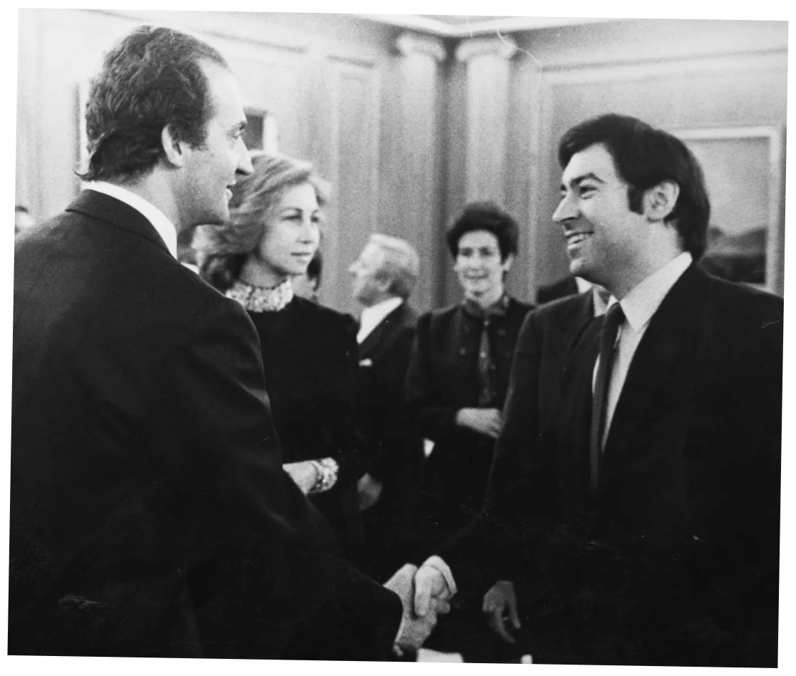 Pedro J. saluda al entonces rey Juan Carlos I en una recepción Real en Zarzuela